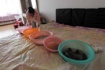 宝鸡楼上漏水，住户失联，小区没物管，业主维权难！律师来支招……